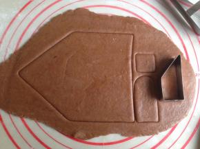 将面团擀薄，0.3CM的薄面片。用模具将屋子部件一个个印出来，计算好哟，一般同一模具需要印出两个。（最好在案板上铺一张保鲜膜，再放面团，在面团上也盖一张保鲜膜，才擀开。案板不大的话，将面团切小块再擀