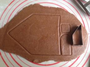 将面团擀薄，0.3CM的薄面片。用模具将屋子部件一个个印出来，计算好哟，一般同一模具需要印出两个。（最好在案板上铺一张保鲜膜，再放面团，在面团上也盖一张保鲜膜，才擀开。案板不大的话，将面团切小块再擀