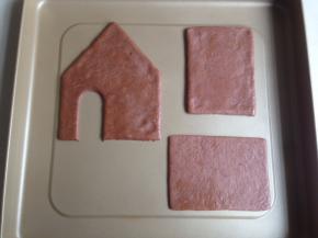 将印好的饼干坯放在不粘烤盘上，每块饼干之间预留一点空间。（如果你怕移动中变形，也可以将面片移在烤盘上印出来，再去除多余的边角）