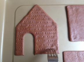 用叉子在饼干坯上叉出若干个小孔，以防在烘烤中变形，刷上蛋水液，松驰15分钟左右