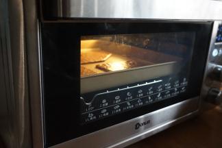 将东菱K40C烤箱预热到170度，将烤盘放在倒数第二层，烘烤12-15分钟左右。为了饼干上色一致，烘烤时间相同，相若大小的一起烘烤。（各家烤箱脾气不同，温度和时间仅供参考）