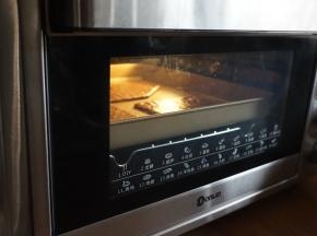 将东菱K40C烤箱预热到170度，将烤盘放在倒数第二层，烘烤12-15分钟左右。为了饼干上色一致，烘烤时间相同，相若大小的一起烘烤。（各家烤箱脾气不同，温度和时间仅供参考）