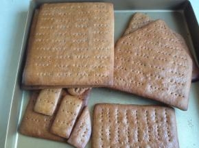 烘烤好的饼干取出晾凉