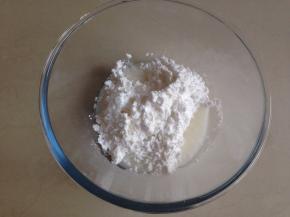 蛋白粉和糖粉放入到盆里，加入凉开水，搅拌均匀