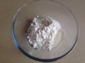 蛋白粉和糖粉放入到盆里，加入凉开水，搅拌均匀