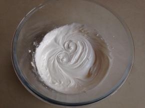 用电动打蛋打至浓稠的状态，浓稠的蛋白霜才可以做黏合剂（未使用的蛋白霜需要盖上保鲜膜，以防风干）