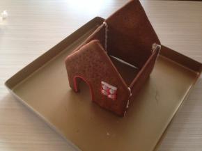 先组装四面墙，每个部位组装的时候，需要等待蛋白霜干了，粘牢了，才继续组装屋顶、烟囱等等