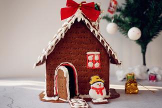 取极少量打发好的糖霜，加一丁点色素（用牙签挑一点点即可），加几滴凉开水，调成红色或者你喜欢的颜色，画出窗户。取蛋白霜加几滴凉开水调稀一点点，画出屋顶的纹路，发挥随意。（最好是另外用碗装着蛋白霜来调试浓稀度，万一水给多了，可以加蛋白霜）