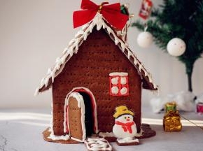 取极少量打发好的糖霜，加一丁点色素（用牙签挑一点点即可），加几滴凉开水，调成红色或者你喜欢的颜色，画出窗户。取蛋白霜加几滴凉开水调稀一点点，画出屋顶的纹路，发挥随意。（最好是另外用碗装着蛋白霜来调试浓稀度，万一水给多了，可以加蛋白霜）