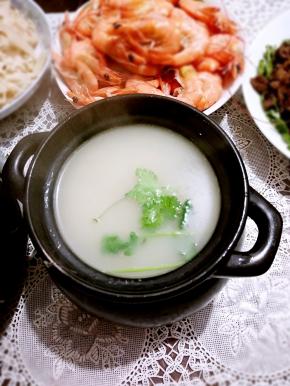 最后煮到浓稠，撒入香菜，上桌享用