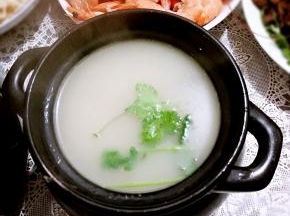 最后煮到浓稠，撒入香菜，上桌享用