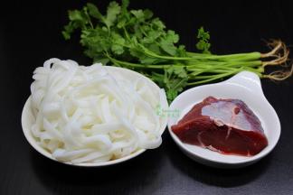 准备食材：河粉、牛肉、香菜、生姜等食材；
