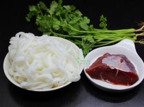 准备食材：河粉、牛肉、香菜、生姜等食材；