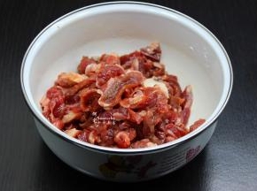 牛肉横切薄片，放盐、生抽、料酒等腌制，待用；PS：牛肉横切才会嫩哦