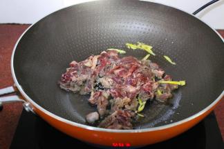 热锅，放油、生姜，倒入腌制好的牛肉；