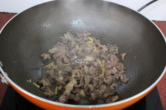 爆炒至熟，加入生抽、盐、即可起锅；
