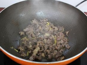 爆炒至熟，加入生抽、盐、即可起锅；