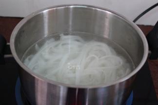 清水煮，放入河粉；