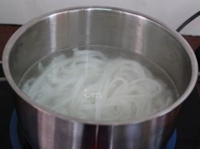 清水煮，放入河粉；