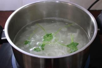 河粉煮沸，放入香菜；