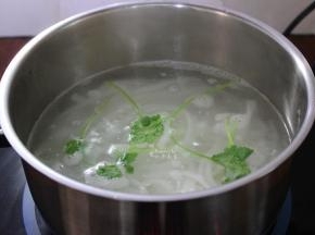 河粉煮沸，放入香菜；
