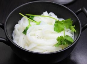 煮熟的河粉，装入碗中；
