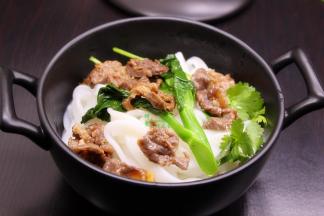 把汆烫好的芥兰、炒好的肉放入面上面，拌均即可。