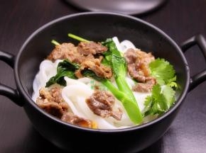 把汆烫好的芥兰、炒好的肉放入面上面，拌均即可。