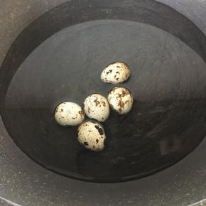 鹌鹑蛋放锅中煮熟