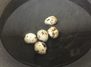 鹌鹑蛋放锅中煮熟