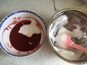 同抹茶蛋糕糊的操作，另一份蛋白霜分三次加入到红曲糊中翻拌