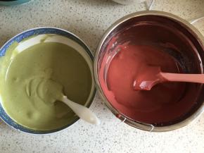 翻拌好的两种蛋糕糊