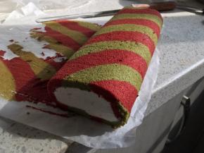 蛋糕卷就卷起来了，撕开油纸，毛巾面就完美呈现，切掉两边不整齐的蛋糕边