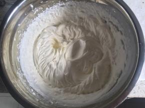 等待蛋糕放凉的时候我们来做夹馅，淡奶油加细砂糖打发至可以裱花的状态，如图