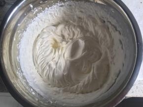 等待蛋糕放凉的时候我们来做夹馅，淡奶油加细砂糖打发至可以裱花的状态，如图