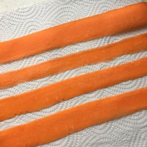 胡萝卜用削皮刀削成长条