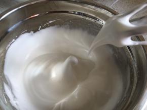 最后打发到湿性发泡的状态，如图所示，提起打蛋头有弯弯的钩即可，不要再过度打发了，否则蛋糕卷容易裂开