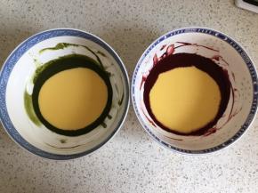 把蛋黄糊平均分为两份分别加入到红曲糊和抹茶糊中