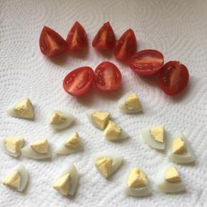 小番茄和鹌鹑蛋切成小块
