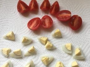 小番茄和鹌鹑蛋切成小块