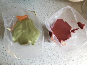 取两个裱花袋，套在杯子上，把蛋糕糊分别倒入