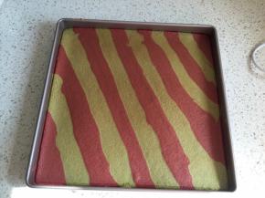 烤好的蛋糕糊取出在桌上磕一下，然后倒扣在油纸上