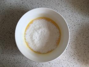 低筋面粉过筛加入到均匀的蛋液中
