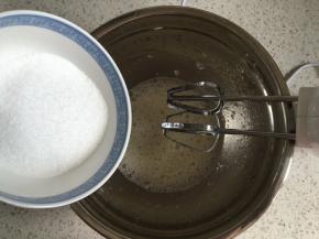 蛋白霜的制作：蛋清内滴4滴柠檬汁，电动打蛋器开到低速，打发到蛋清呈粗泡状态，加入1/3的细砂糖继续中速打发
