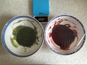 首先准备工作：蛋清和蛋黄分离开，蛋清可以先盖上保鲜膜放置在冰箱。6g的红曲粉加20g开水，搅拌均匀，盖上保鲜膜；抹茶糊同此操作。