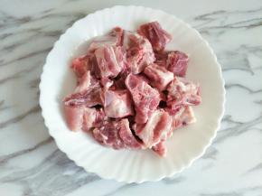 排骨洗净斩小块