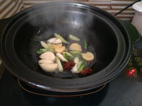 热锅倒油，油热后下入葱姜蒜、八角炒香