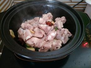 下入排骨翻炒