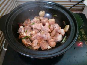 烹入生抽老抽炒匀