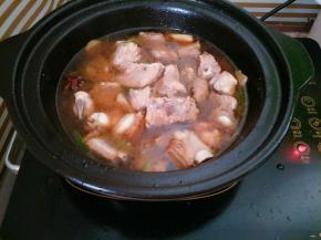 加适量水和几颗冰糖没过排骨炖半个小时